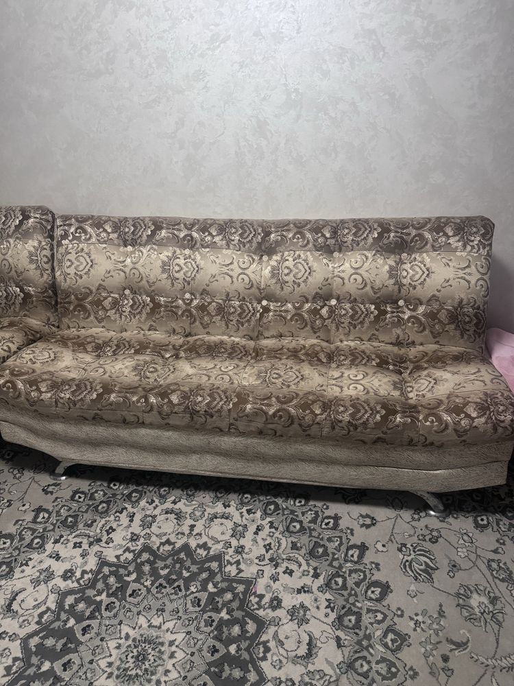 Срочно продам диван и одно кресло