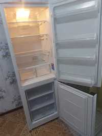 Продается холодильник  идеальный состояние работает  хорошо