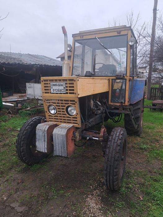 Продавам трактор с инвентар