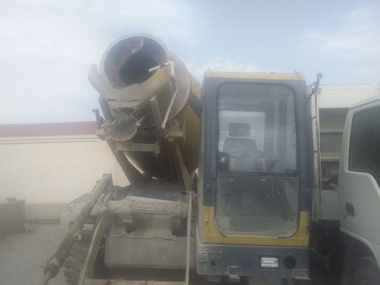 Maxsus texnika. Beton qorgich Carmix QGMC J 3500
