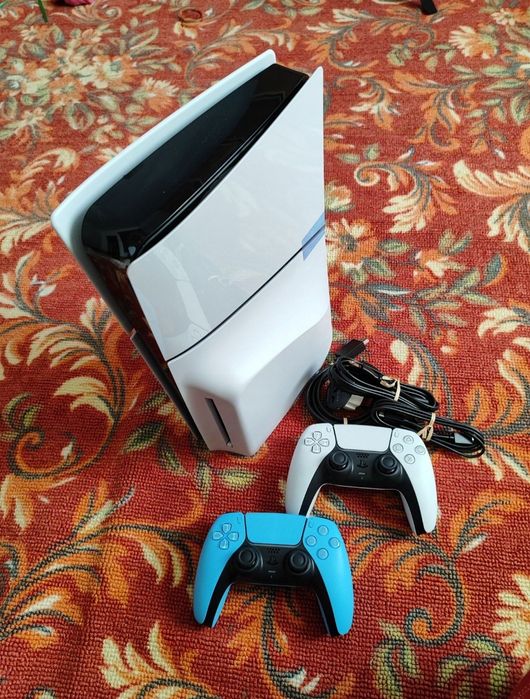 Продам PS 5 Slim с 2 джойстиками.