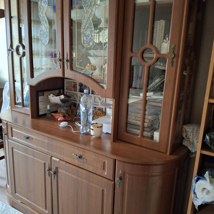 Продам Сервант двухуровневый