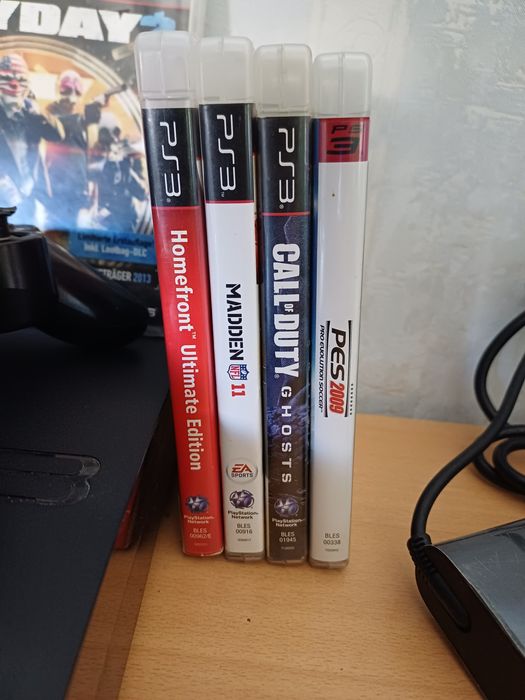 PlayStation 3 Slim + 2 джойстика + игри