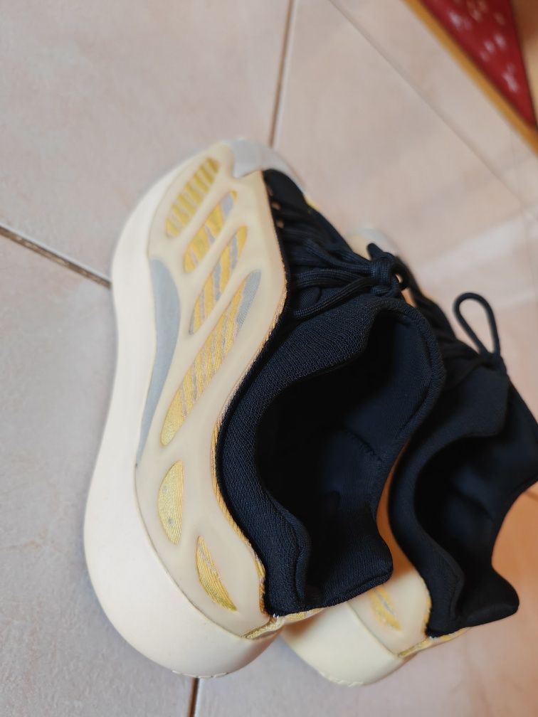 Vând adidas yezzy 700