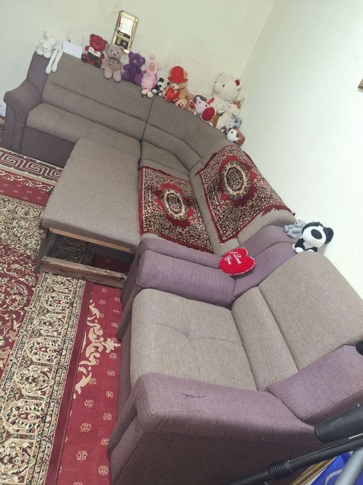 Уголок диван сотилади
