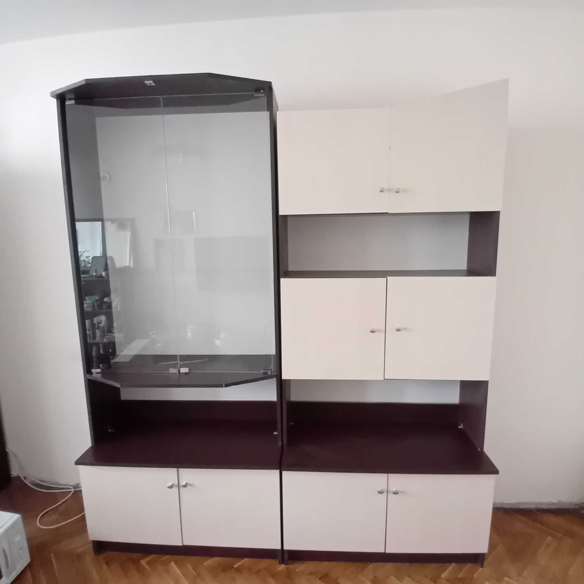 Продавам секционен шкаф "Оскар", стъклена витрина