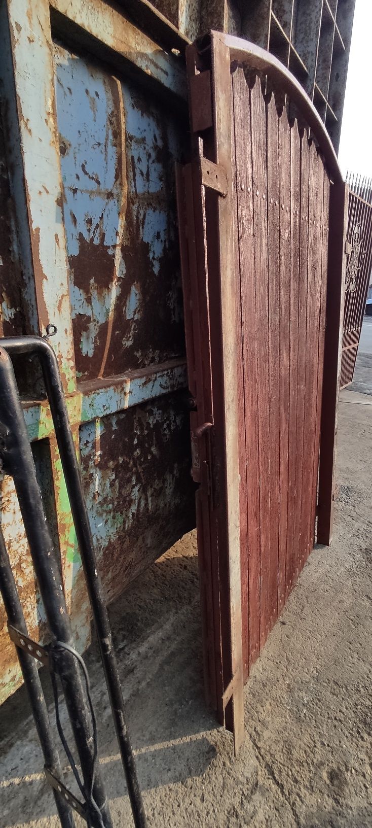 Poartă de acces pietonal structura metalica si lemn