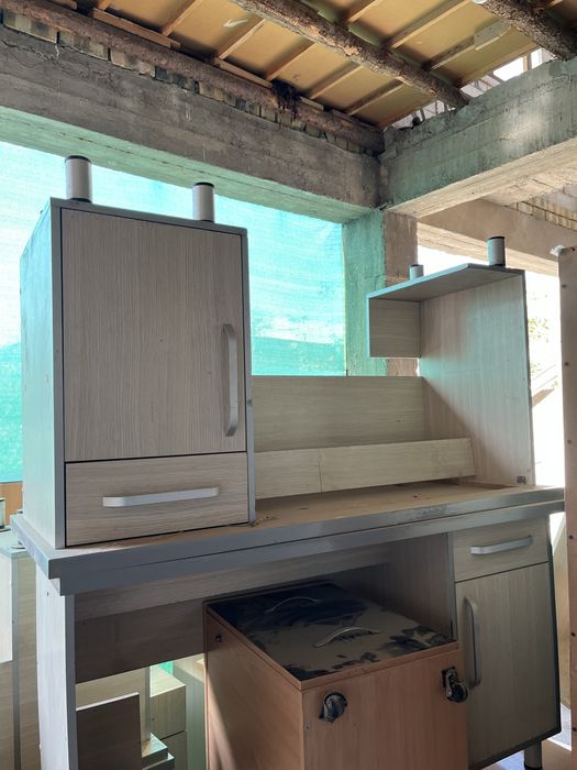 ishlatilgan kampyuterni va ofisnoy stollar bor tumbochkalar ham bor