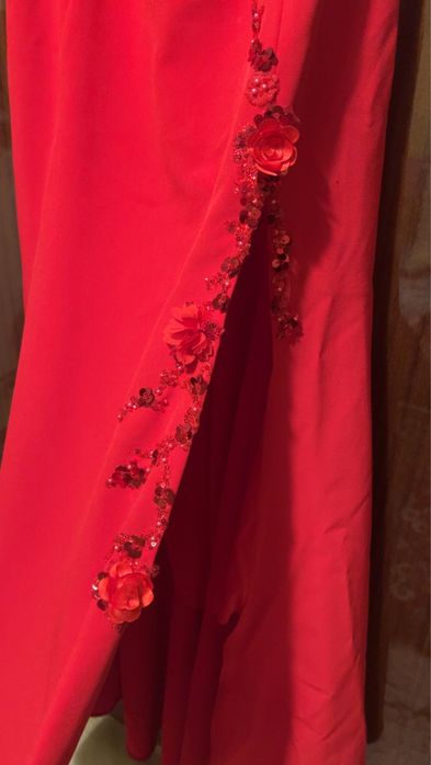 Червена бална рокля