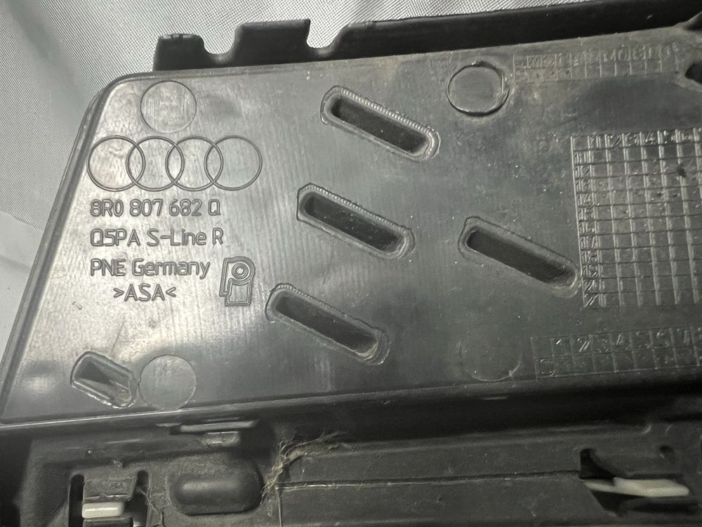 Решетка в предна броня за Audi Q5 S-line 2012-2017г. 8R0807682Q
