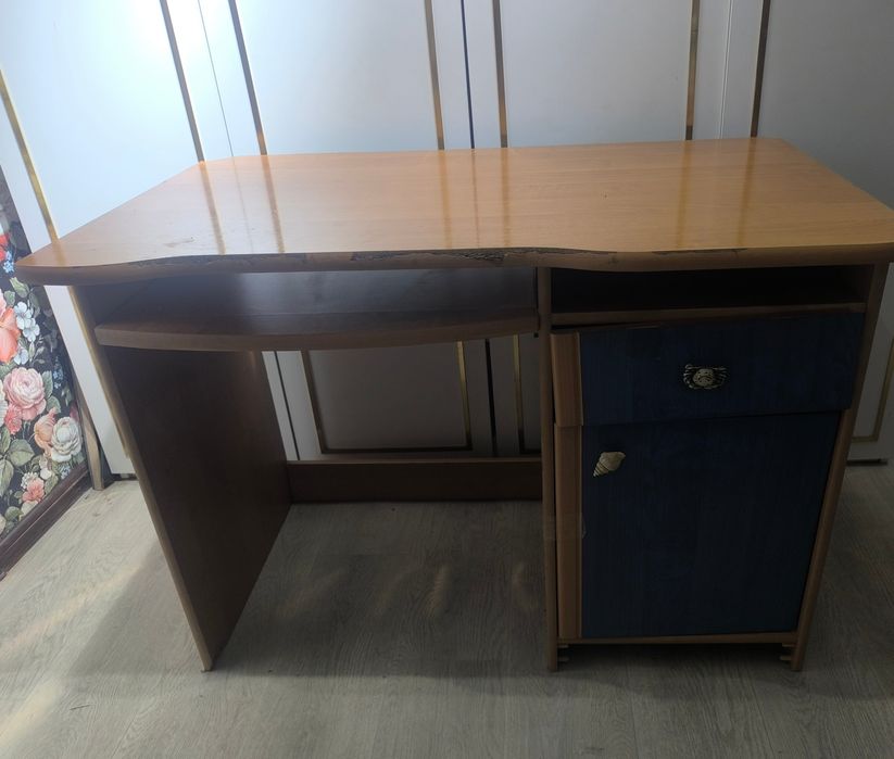 Стол, 8тыс, ширина - 100, высота - 75, глубина - 58. Доставка.