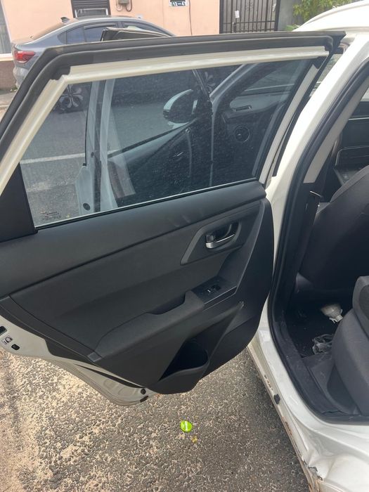 Vând toyota auris hibrid avariat 12.2016