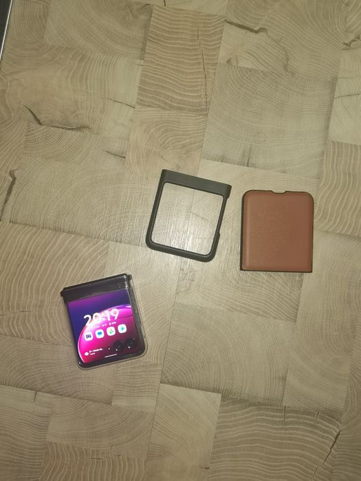 Vând telefon Motorola razr 40 Ultra 5G