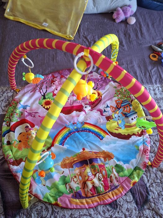 Детский развивающий коврик с погремушками