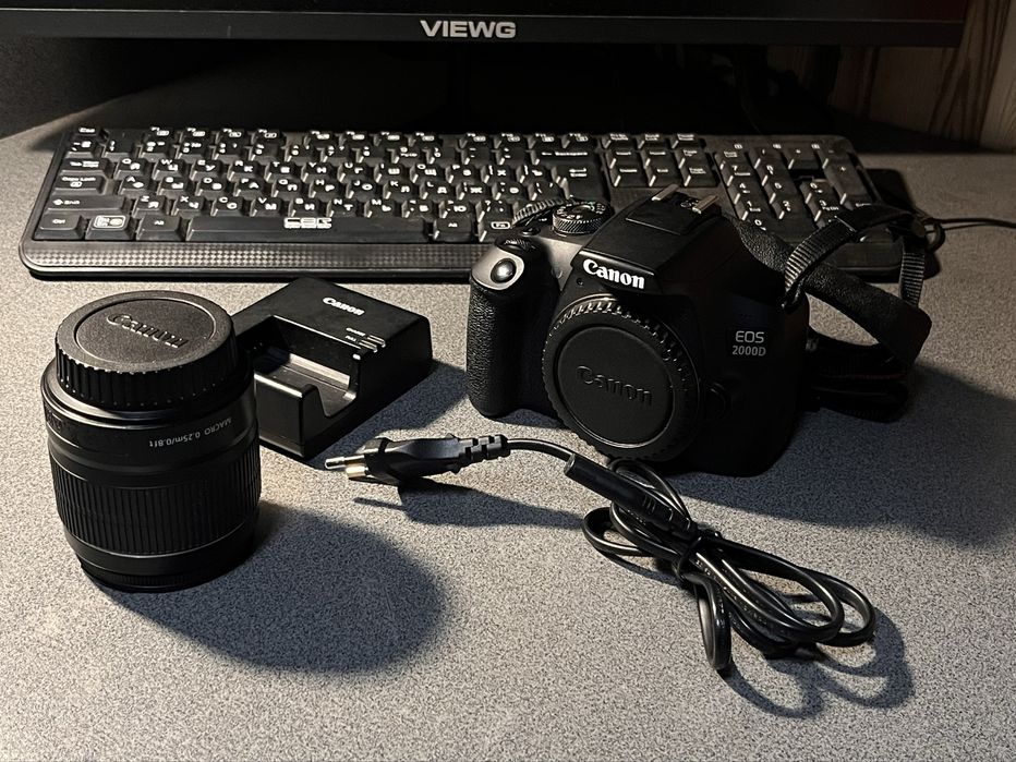 Фотоаппарат Canon EOS 2000D