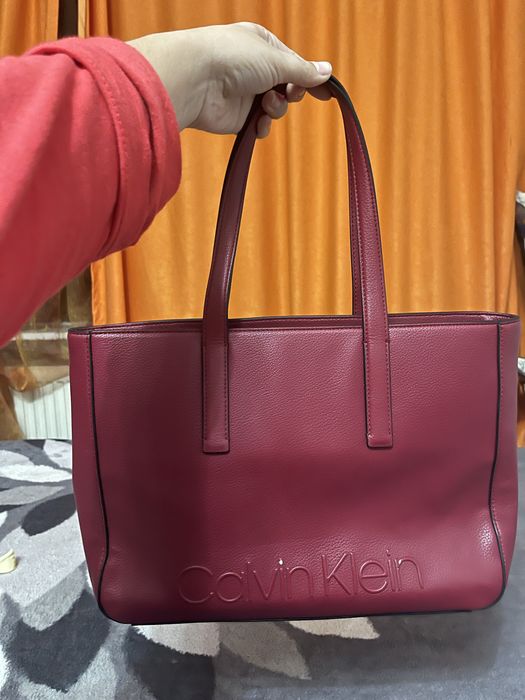 Geanta dama originala calvin klein are um mic defect am pus poza