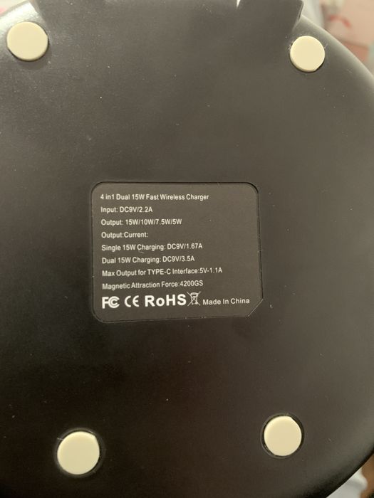 Încărcător wireless pentru 3 dispozitive