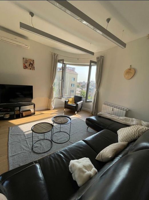 Дава се под наем Тристаен апартамент в София, Център - 100 кв.м за 1090 € - Снимка #1