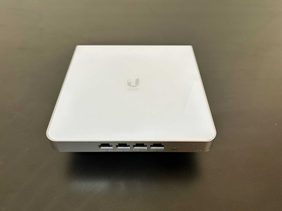 Unifi Cloud Gateway Fiber + U6 Enterprise + G4 Instant (4 штуки)