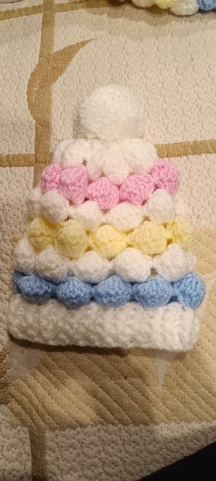 Бебешка шапка на една кука - релефна плетка - топла и много мека.