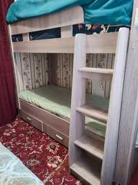 Продам двухъярусную кровать с матрасами