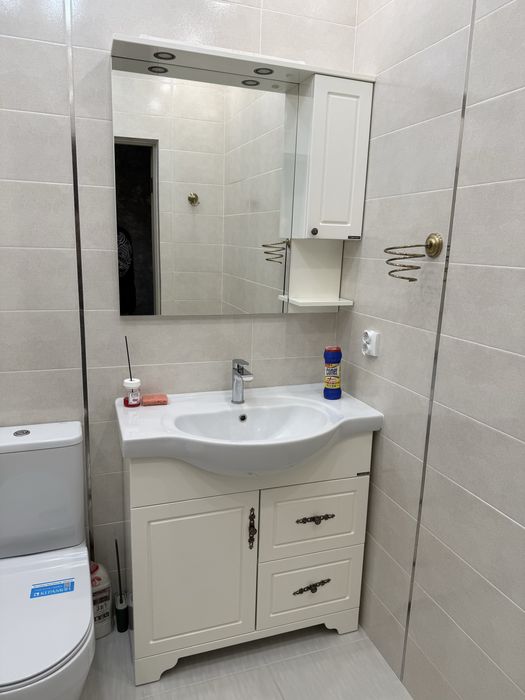 Тумбы с раковиной, смесителем и зеркалом 2 вида