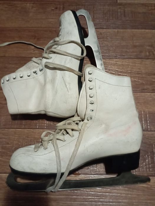 Срочно продам женские фигурные коньки