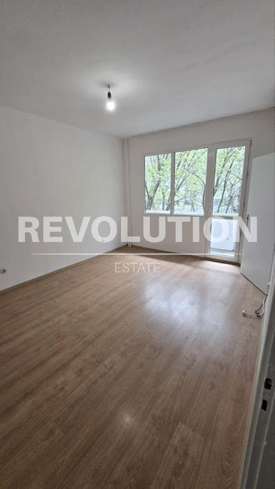 Тристаен апартамент в района на Базар Левски!