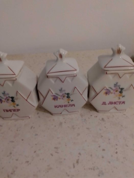 Продавам керамични съдове за подправки
