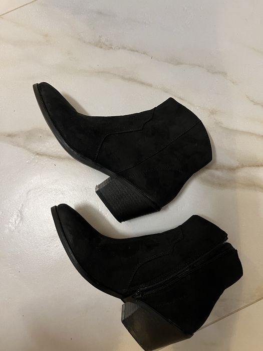 Нисък ток- черни боти