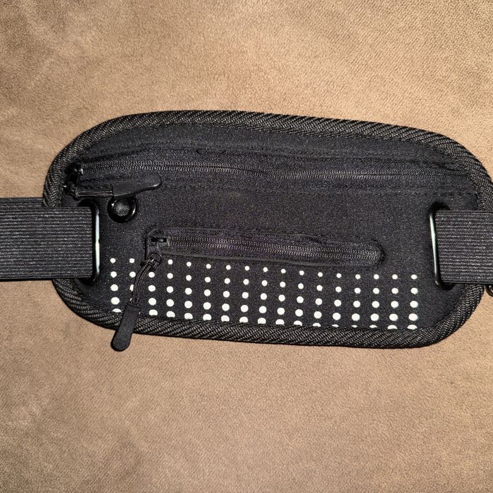 Спортен колан с ластик и две отделения с ципове.