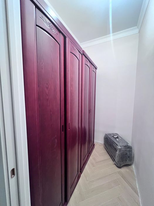 Шкаф из красного дерева