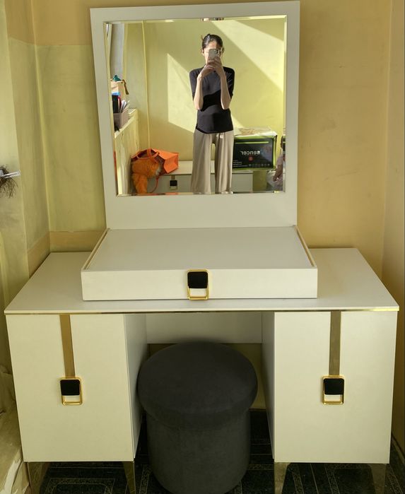 Туалетный столик с тумбами и пуфик