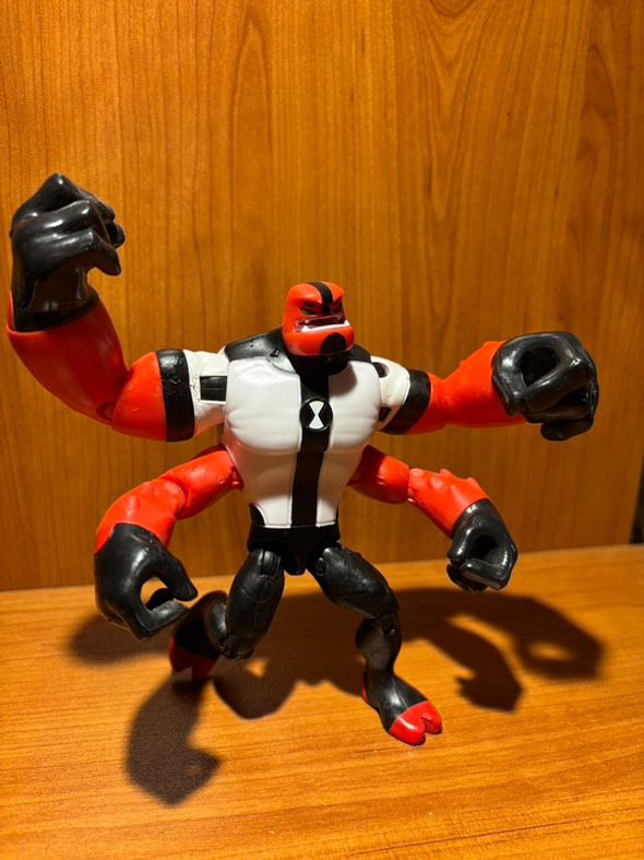 Фигурка от колекцията на Ben 10 на извънземното Four Arms четириръкия