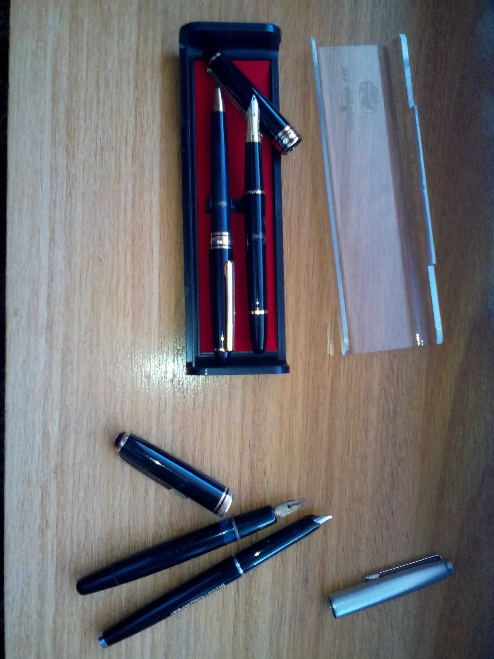 Мащабна линийка, папки, маркови химикалки и моливи