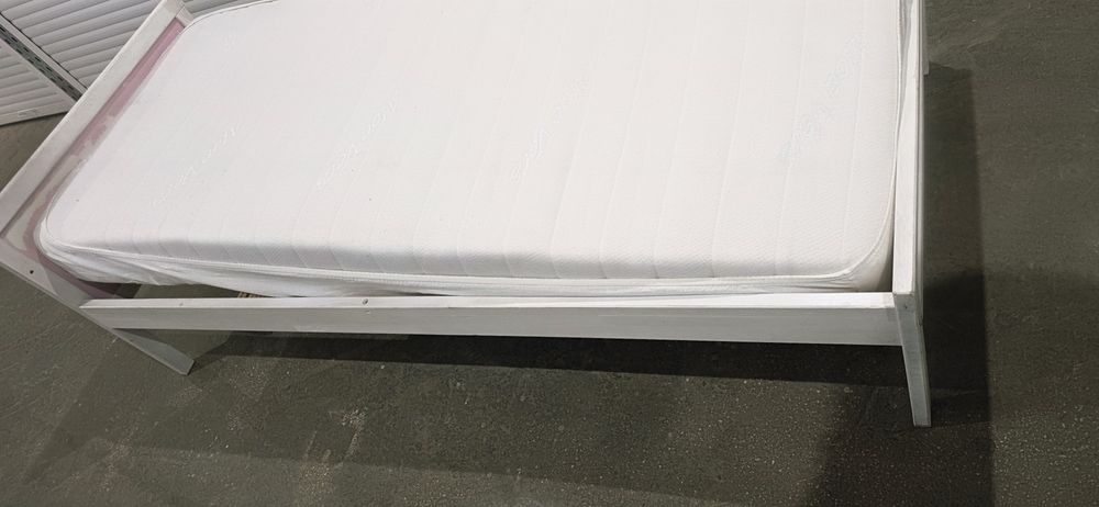 Pat singular Ikea cu somiera si saltea inclusa