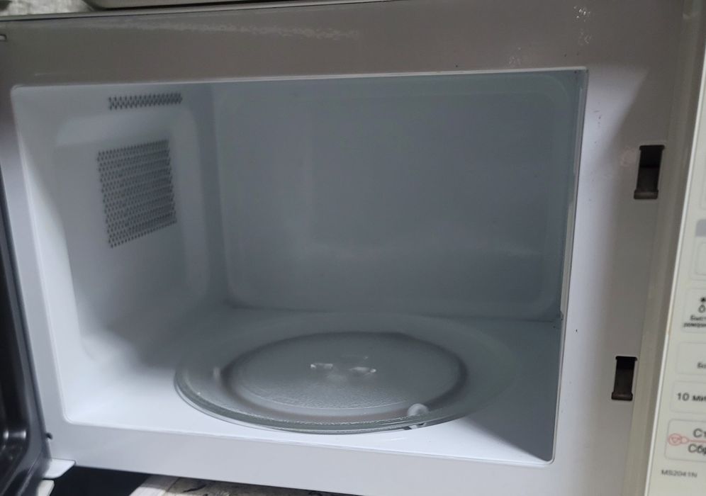 В новом состояние корейская микроволновка LG 23л без дефектов