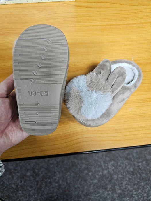 Papuci de casă noi pentru fetițe mărimea 14-15.