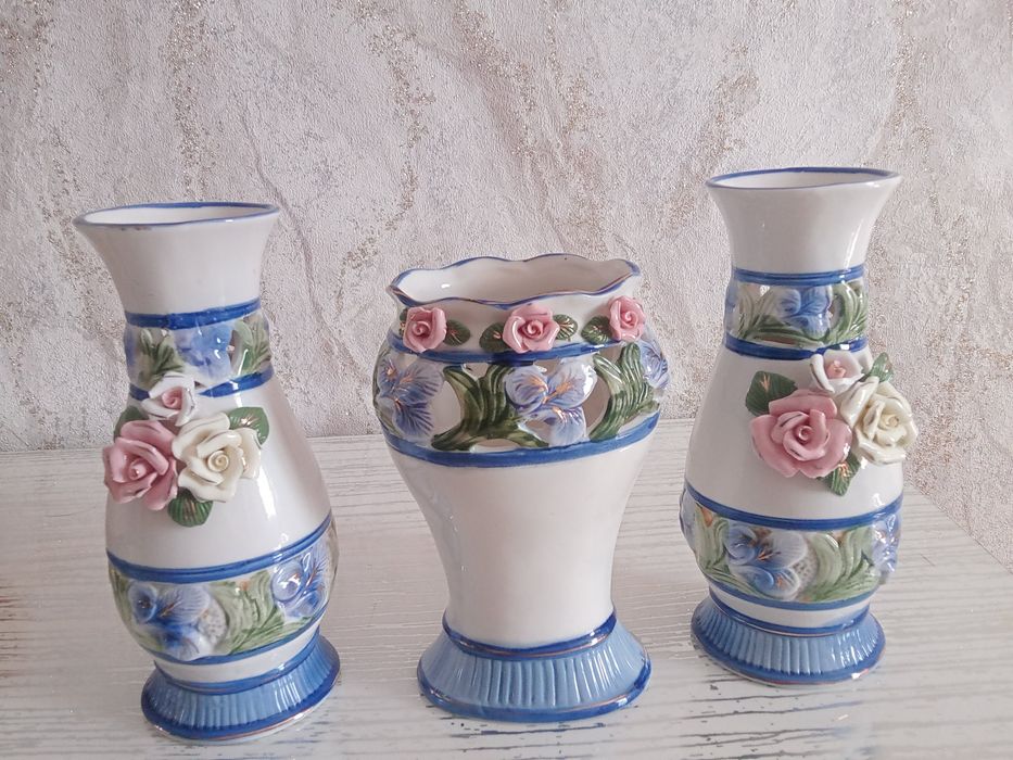 Вазы керамические с выпуклыми розами