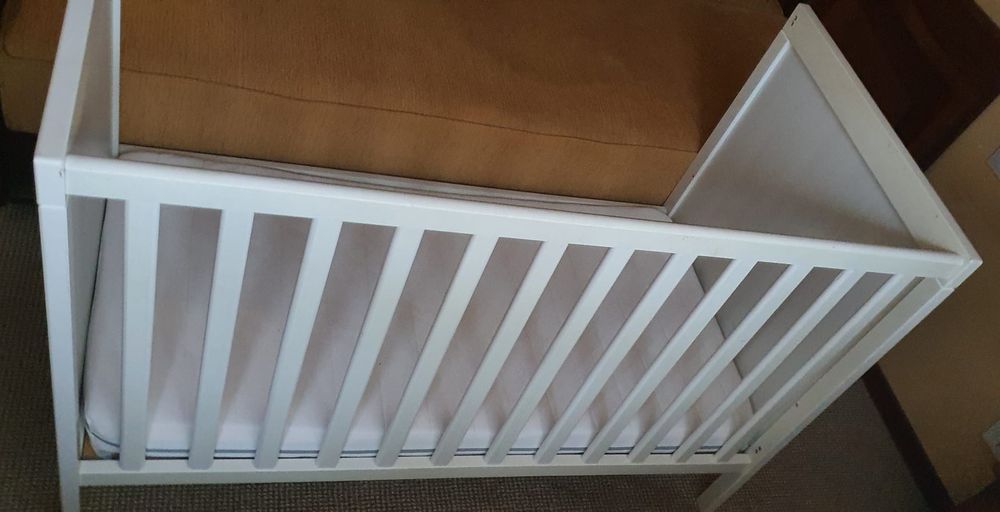 Pătuț de bebe, copil cu saltea inclusă