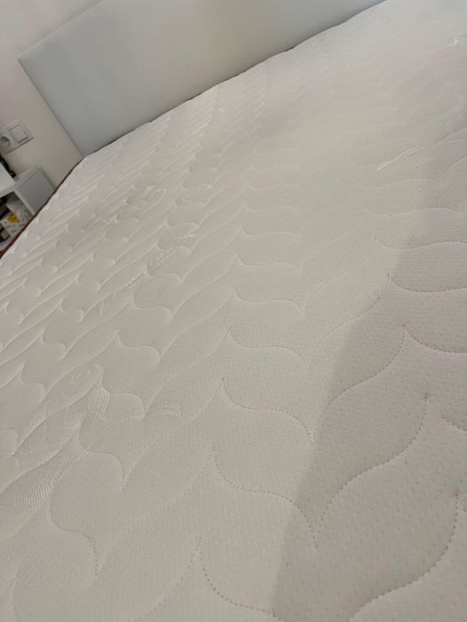 Pat de dormitor cu saltea