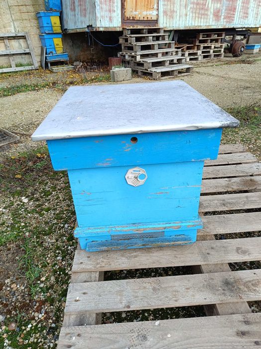 Пчелни кошери с магазини