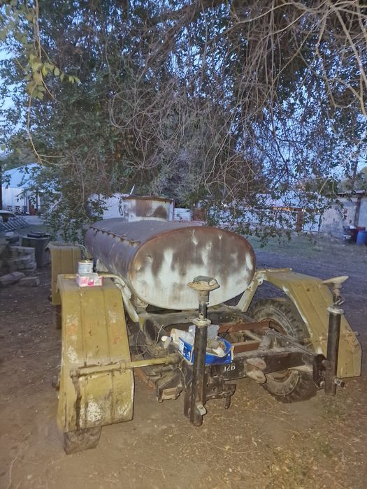 Прицепной водовоз с четырьмя колёсами