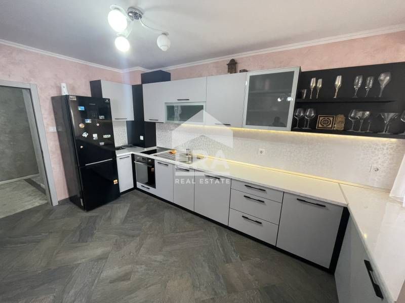Дава се под наем Тристаен апартамент в Варна, Левски - 114 кв.м за 750 € - Снимка #1