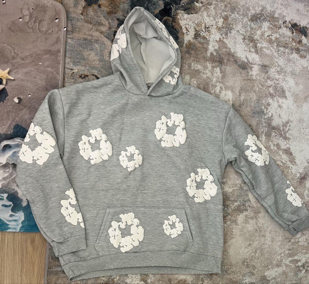 Denim Tears екип и сив суитчер