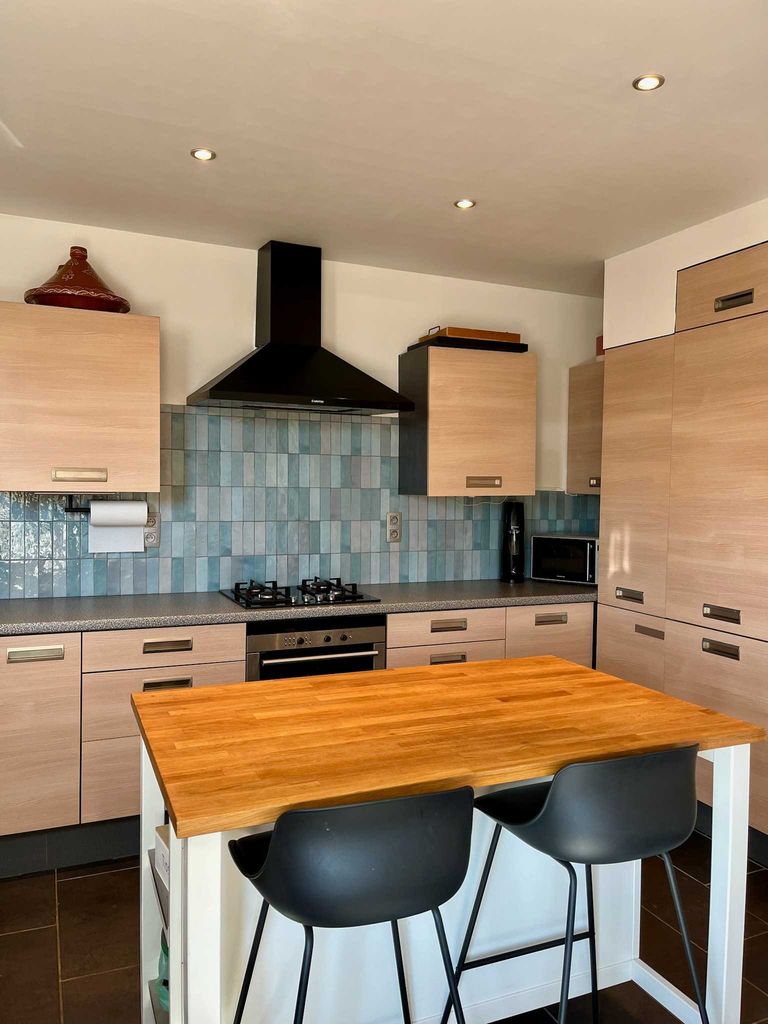 Дава се под наем Двустаен апартамент в София, Център - 55 кв.м за 408 € - Снимка #1