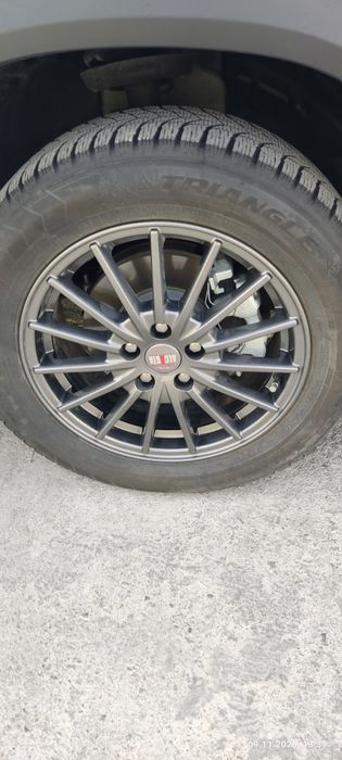 Продам леккосплавные  диски на 16 с шинами