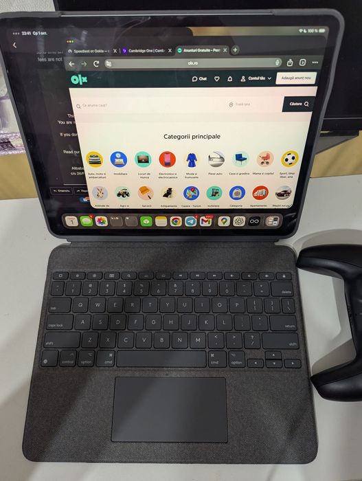 iPad Pro 3 Gen 12.9 inch 256GB Wi-Fi + Logitech case + Apple Pencil 2