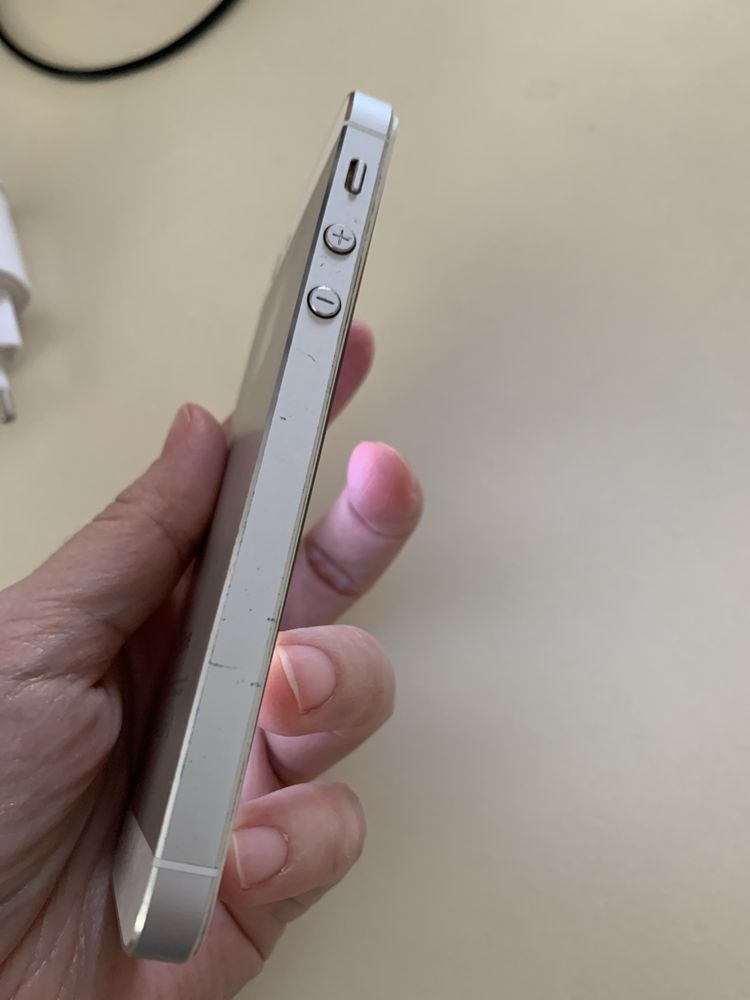 Iphone 5 белый в рабочем состоянии