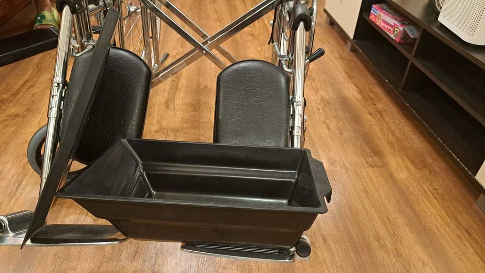 Scaun cu rotile reglabil pentru persoanele cu dizabilitati